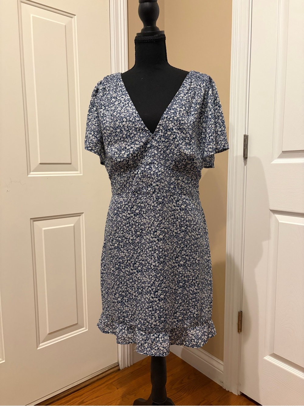 Abercrombie & Fitch Navy Floral V-Neck Ruffle-Hem Dress